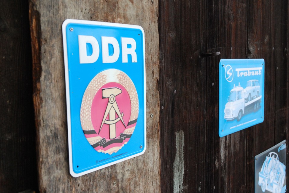 DDR-Schilder am Lager des Bayrischen Trabant Clubs.