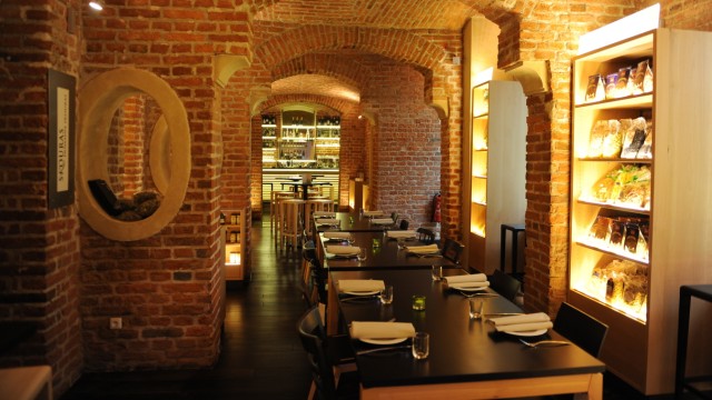 Restaurant Konstantin&Friends: Im Kellergewölbe werden griechische Delikatessen fast pompös präsentiert.