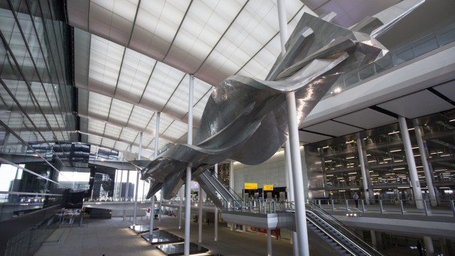 Heathrow Terminal 2 Richard Wilson Skulptur Flughafen London Großbritannien