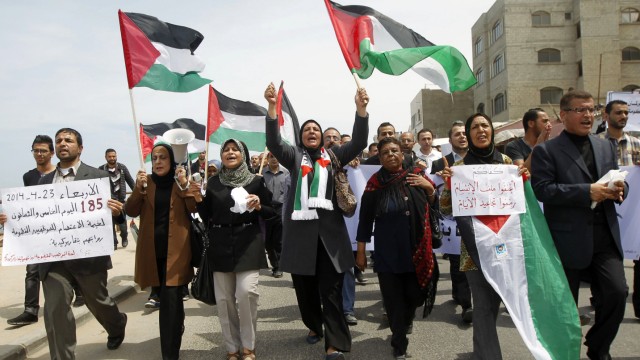 Nahost-Konflikt: In Gaza und anderen Städten sowie in Flüchtlingslagern des Gazastreifens feierten Tausende die Einigung auf die Bildung einer Einheitsregierung. Sie schwenkten Fahnen und riefen immer wieder: "Palästinensische Einheit!"