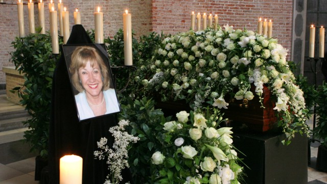 Verbrechen von 2006: Mit 59 Jahren ermordet: Ein Foto von Charlotte Böhringer bei der Trauerfeier 2006 in der Heilig-Geist-Kirche.