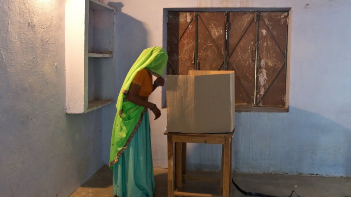 Parlamentswahl in Indien: Inderin beim wählen in Alwar, Bundesstaat Rajasthan.