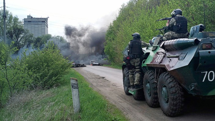 Ukraine: Ukrainische Truppen nehmen bei Slawjansk einen Checkpoint prorussischer Separatisten ins Visier.