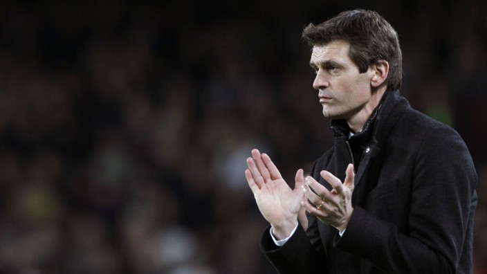 File photo of Barcelona coach Vilanova clapping during their Spanish First division soccer league match against Espanyol at Camp Nou stadium in Barcelona