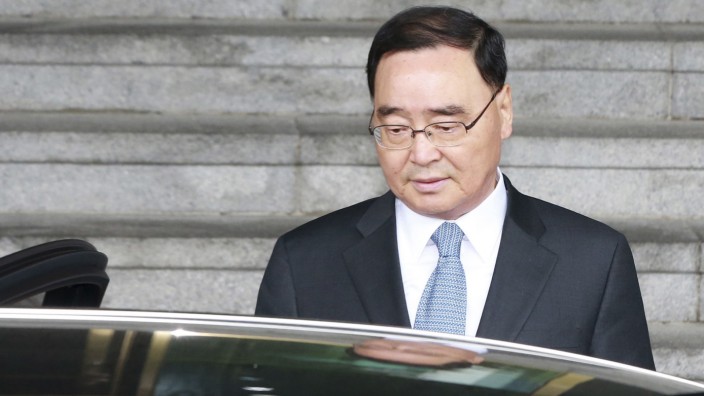 South Korean Prime Minister Chung Hong-won leaves after announcing his resignation at a news conference in Seoul