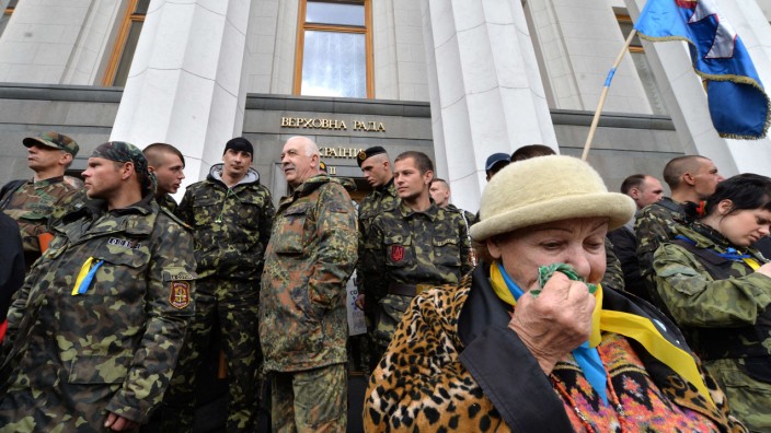 Präsidentschaftswahl in der Ukraine: Gegen den Separatismus: Mitte April demonstrieren Ukrainer vor ihrem Parlament für den Zusammenhalt des Landes.