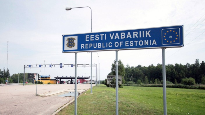 Estland nach 10 Jahren als EU-Mitglied: Ein Grenzübergang zwischen den baltischen Staaten Estland und Lettland. In der Region blicken nun viele Menschen mit Sorge auf das Handeln des großen Nachbarns Russland.