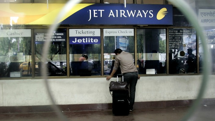 Ein Passagier steht an einem Schalter von Jet Airways, Indien