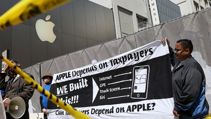 Activists Call For Apple To Pay Taxes On Money Held Overseas