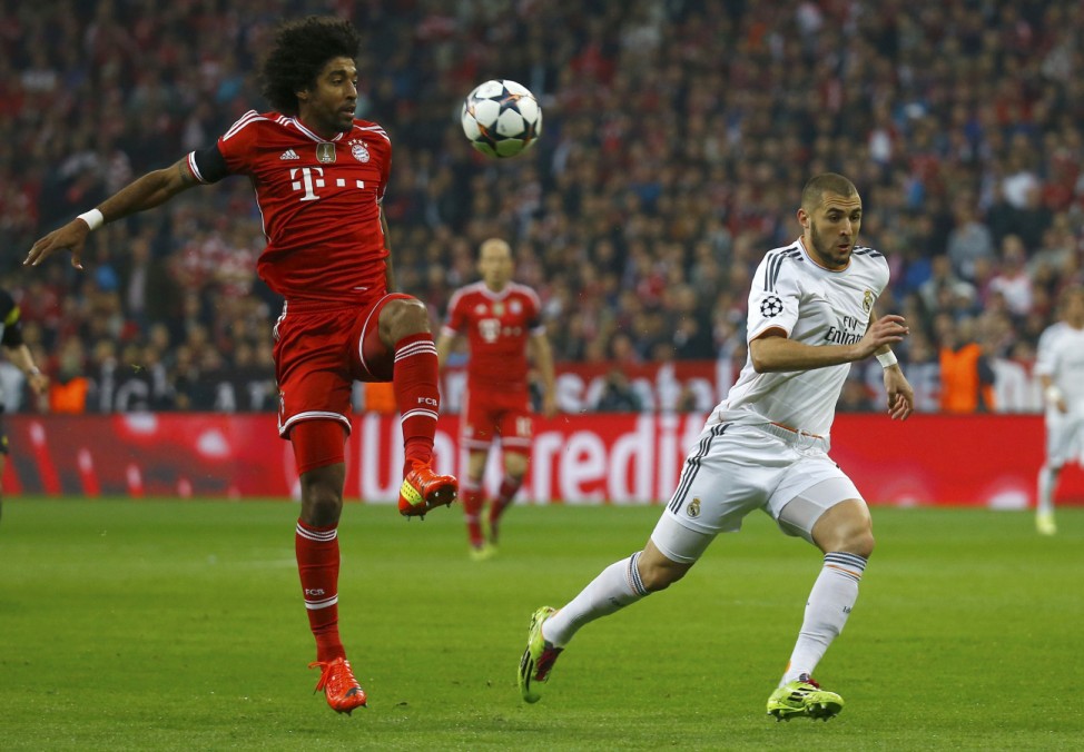 Bayern Munich's Dante and Real Madrid's Karim Benzema try to control the ball during their Champions League semi-final second leg soccer match in Munich April 29, 2014.     REUTERS/Paul Hanna (GERMANY  - Tags: SPORT SOCCER)