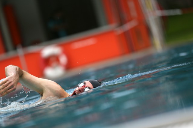 Ein Schwimmer im Prinzregentenbad in München