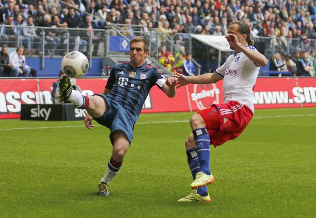 Bayern Munich's Lahm and Hamburg SV's Jiracek compete for ball with during their German Bundesliga first division soccer match in Hamburg