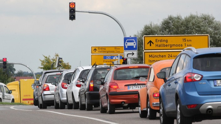 Straßenverkehr: Besser nicht zu nah auffahren, dann geht es bei Grün schneller voran: wartende Autos an einer Ampel in der Nähe des Münchner Flughafens.