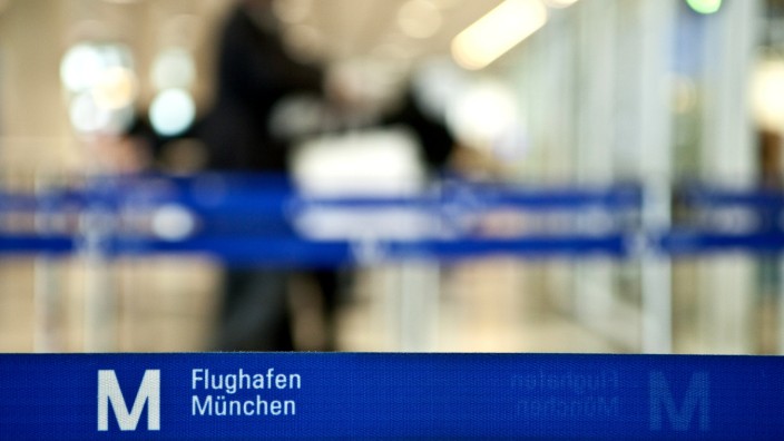 Am Flughafen München: Absperrung, Absperrband beim Einchecken