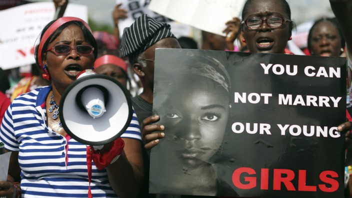 Frauen demonstrieren in Nigeria für die von Boko Haram entführten Schulmädchen