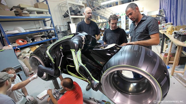 Daniel Simon bei der Entwicklung eines der Motorräder aus "Tron: Legacy"