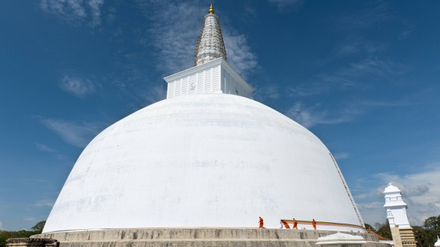 Mönche binden ein Tuch um einen großen weißen Stupa Ruwanweliseya Dagoba Anuradhapura Sri Lanka