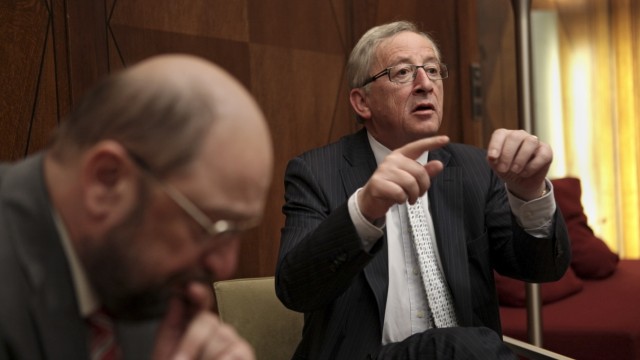 Martin Schulz und Jean-Claude Juncker: Jean-Claude Juncker (im Hintergrund): Warum reden Sie nicht über die wirklich wichtigen Dinge?