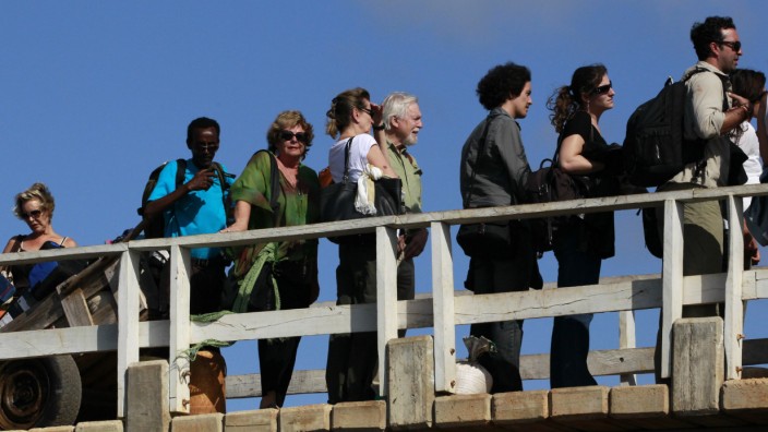 Touristen auf Manda Island in Lamu, Kenia