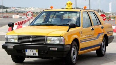 Weltspiegel (4): Nissan Cedric Taxi: Wird seit 1987 unverändert gebaut: Nissan Cedric Taxi