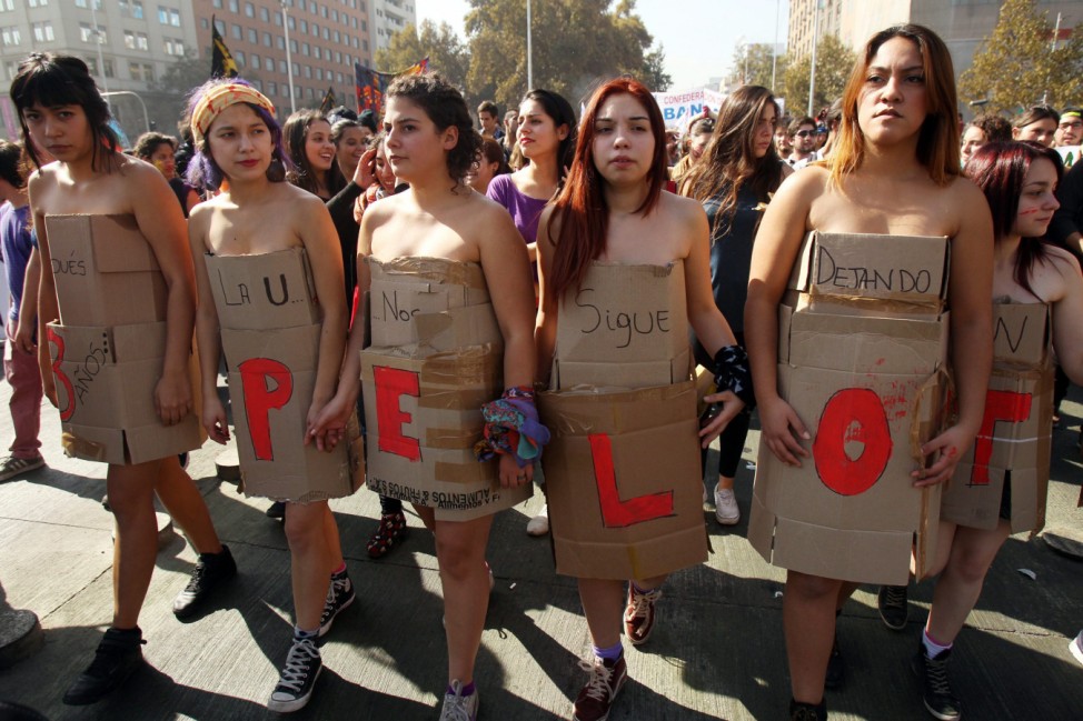 CHILEAN STUDENTS RETURN TO THE STREETS TO DEMONSTRATE
