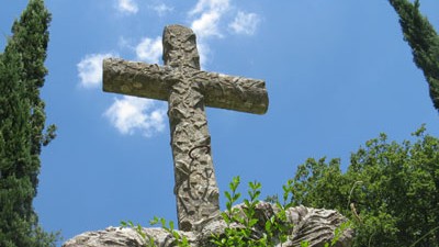 Kriegsverbrechen im Zweiten Weltkrieg: Heute erinnert ein steinernes Kreuz an die Opfer der "deutschen Barbarei"