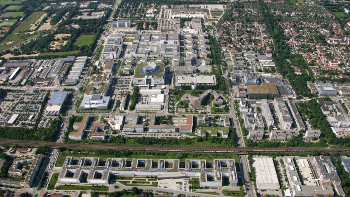 Pläne für den Münchner Norden: Erst aus der Luft wird so richtig deutlich, wie groß das Gebiet ist, auf dem der Autokonzern sein Forschungszentrum errichten möchte.