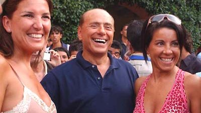 Wahlkampf in Italien: Berlusconi, wie er sich gerne zeigt: als Frohnatur, umgeben von begeisterten Frauen.