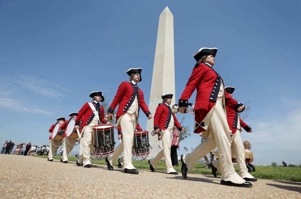 Washington Monument bei der Wiedereröffnung mit der U.S. Army Old Guard Fife and Drum Corps