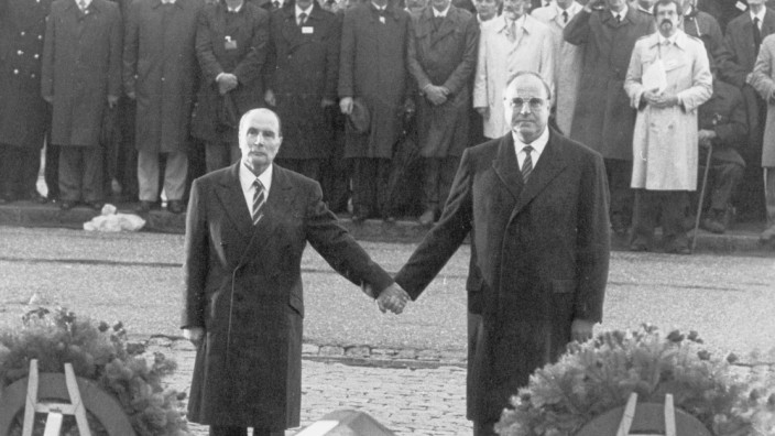 Francois Mitterand und Helmut Kohl in Verdun, 1984