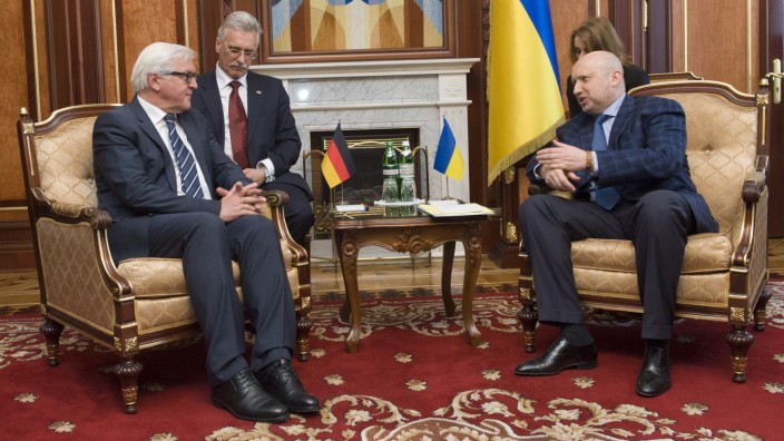 Außenminister in der Ukraine: Bundesaußenminister Steinmeier (li.) im Gespräch mit dem ukrainischen Übergangspräsidenten Alexander Turtschinow.
