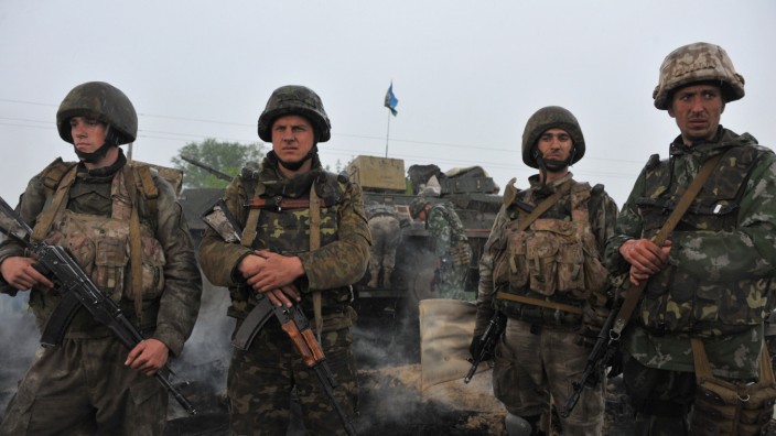 Ukraine-Krise: Ukrainische Soldaten warten auf einer Straße nahe Slawjansk.