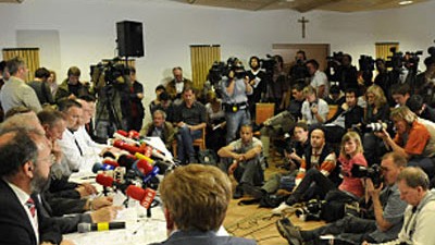 Pressekonferenz zu Inzestfall von Amstetten: Der Medienrummel um Amstetten geht weiter: Auch bei der dritten großen Pressekonferenz war den Behörden weltweite Aufmerksamkeit gewiss.