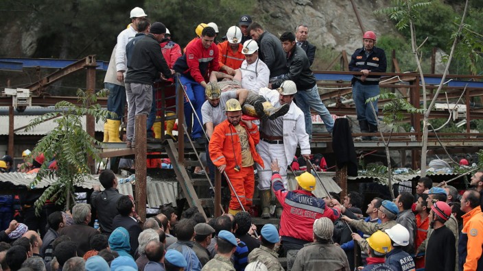 Bergwerksunglück in der Türkei: Rettungskräfte bergen am Mittwoch einen Verletzten aus der Mine in Soma. Für die Eingeschlossenen sinken die Überlebenschancen von Stunde zu Stunde.