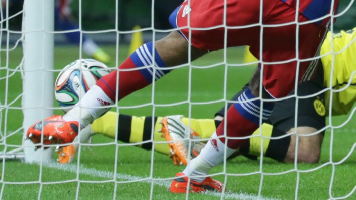 Einsatz von Torlinientechnik: Hinter der Linie? Bayerns Dante schlägt den Kopfball von Dortmunds Mats Hummels zurück ins Feld