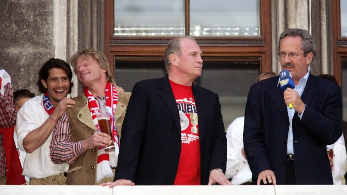 Ude vs. Hoeneß: Uli Hoeneß (Zweiter von rechts) und Christian Ude (rechts) bei der Meisterfeier 2006