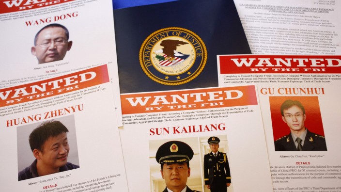 US-Klage gegen chinesische Hacker: Fahndungsplakate von vier der fünf der Cyber-Spionage angeklagten Chinesen liegen im Justizministerium in Washington aus