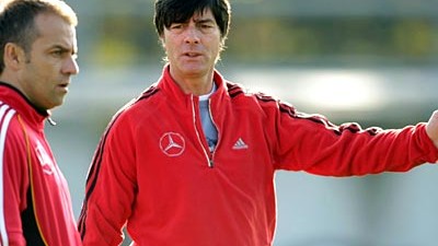 Der deutsche EM-Kader: In Klausur: Bundestrainer Joachim Löw (r.) mit seinem Assistenten Hansi Flick.
