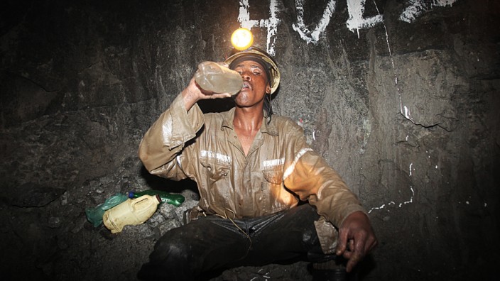 Kampf gegen Zwangsarbeit: Ein Arbeiter in einer südafrikanischen Platinmine