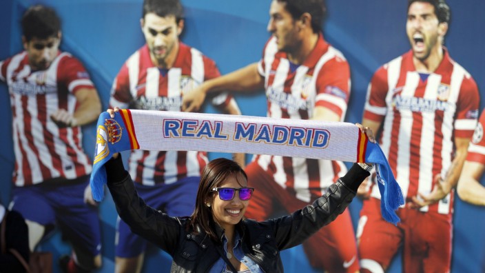 Madrider Fans vor dem Champions-League-Finale: Madrid: Eine Real-Anhängerin posiert vor einem Poster mit Spielern von Atlético.