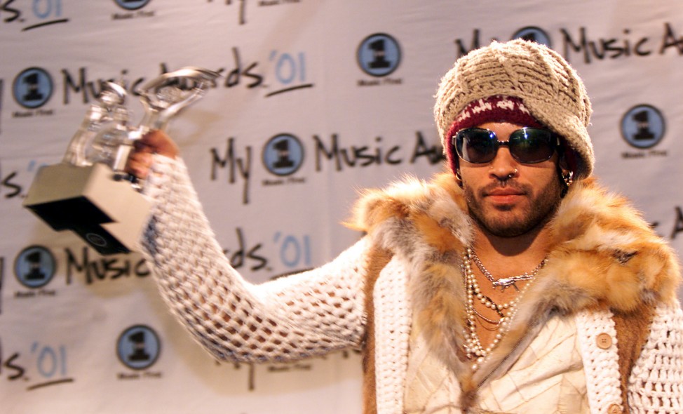 LENNY KRAVITZ WITH POSES WITH VH1 AWARD