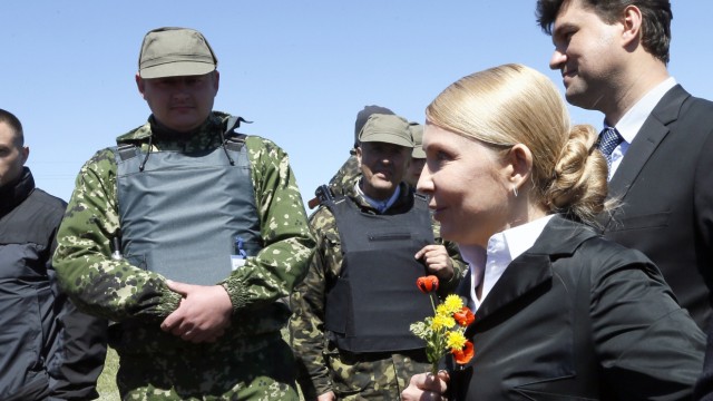 Gewalt in der Ukraine: Präsidentschaftskandidatin Julia Timoschenko besucht am 6. Mai einen Stützpunkt der Armee im Süden