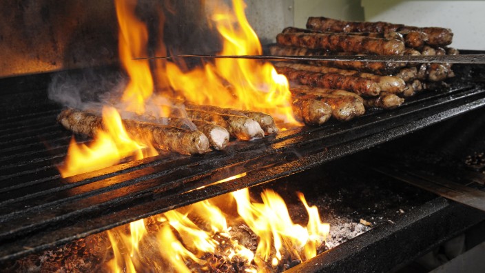 Lebensmittel: Die Coburger Bratwurst wird traditionell über Kiefernzapfen gegrillt.