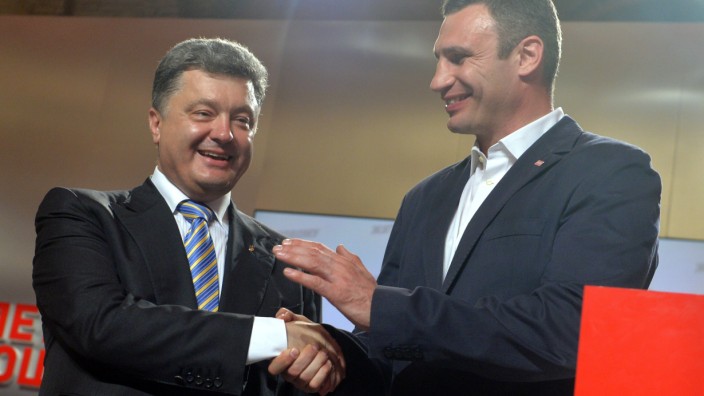 Präsidentschaftswahl in der Ukraine: Petro Poroschenko und Vitali Klitschko gratulieren sich zum Wahlsieg.