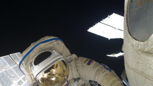 Start zur Raumstation ISS: Maxim Surajew bei einem Weltraumspaziergang