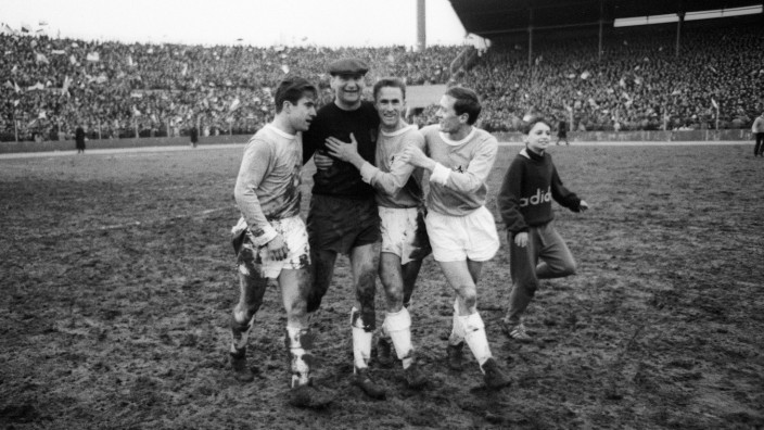 Bundesliga-Geschichte: Schöne Zeiten beim TSV 1860 München. 1966 wurde die Mannschaft deutscher Meister, 1967 gab es einen Sieg gegen FC Bayern München, sehr zur Freude von Bernd Patzke, Torwart Petar Radi Radenkovic, Rudolf Zeiser und Rudolf Steiner (von links).