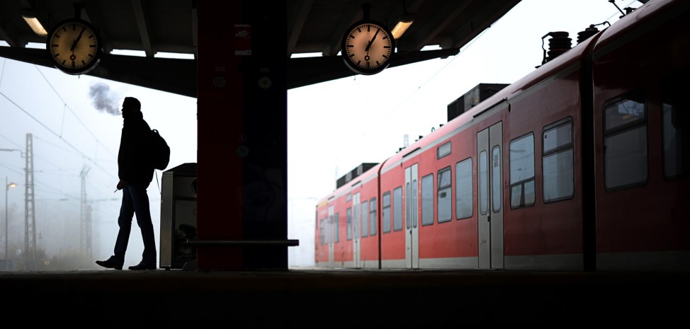 Passagier wartet am Bahnhof Celle