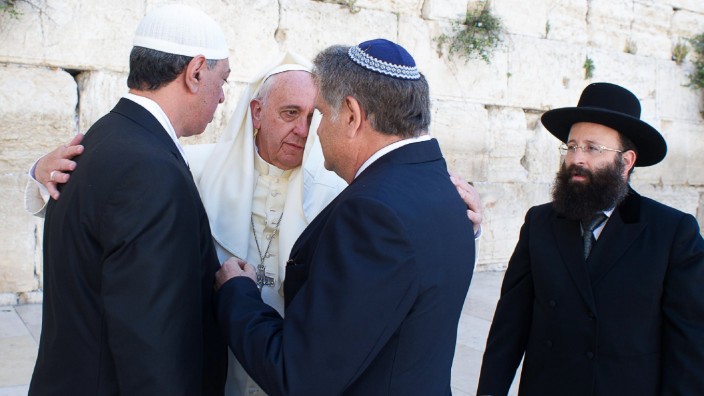 Papst im Heiligen Land: Papst Franziskus umarmt den Rabbi Abraham Skorka und den Imam Omar Abboud vor der Klagemauer in Jerusalem.