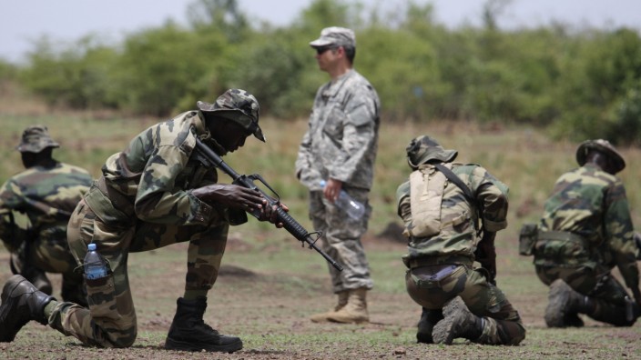 Kampf gegen Terrorismus: Ein Ausbilder der US-Spezialeinheiten trainiert mit Truppen aus dem Senegal in der Nähe der malischen Stadt Kita.