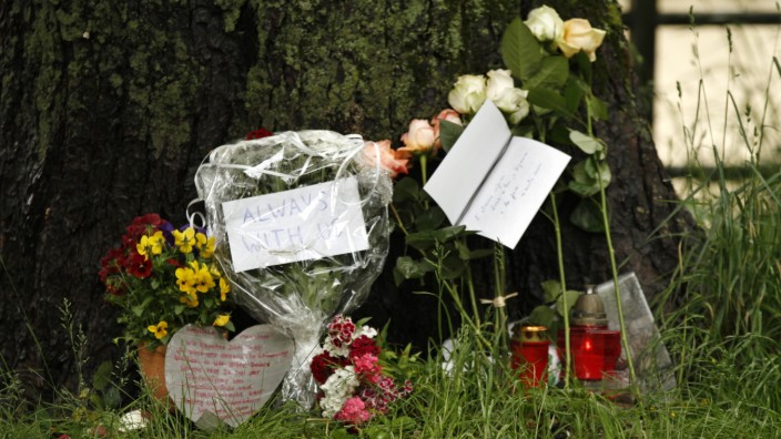 Blumen zum Gedenken an den Ermordeten, der an der Isar einem Messerstecher zum Opfer fiel in München, 2013
